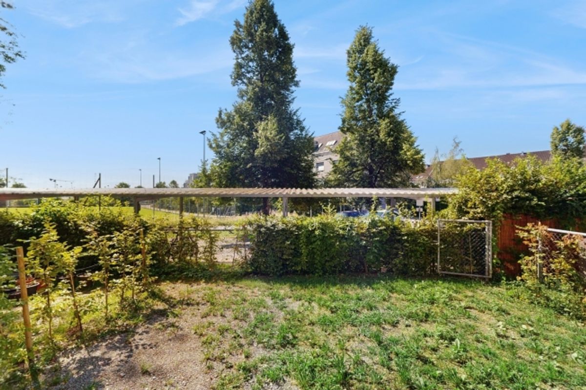 Moderne 2.5-Zimmer-Wohnung mit Mietgarten und Holzterrasse in Zürich-Schwamendingen - 7