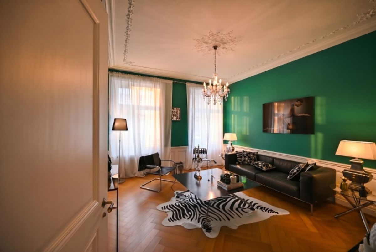 EINMALIGE GELEGENHEIT - STADTHAUS MIT ATELIERGEBÄUDE UND PARKPLATZ - 0