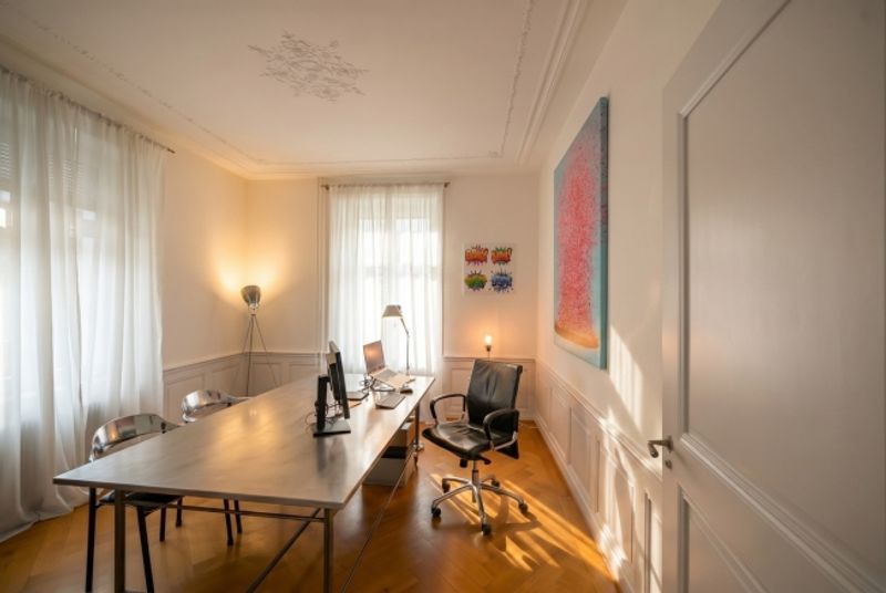 EINMALIGE GELEGENHEIT - STADTHAUS MIT ATELIERGEBÄUDE UND PARKPLATZ - 3
