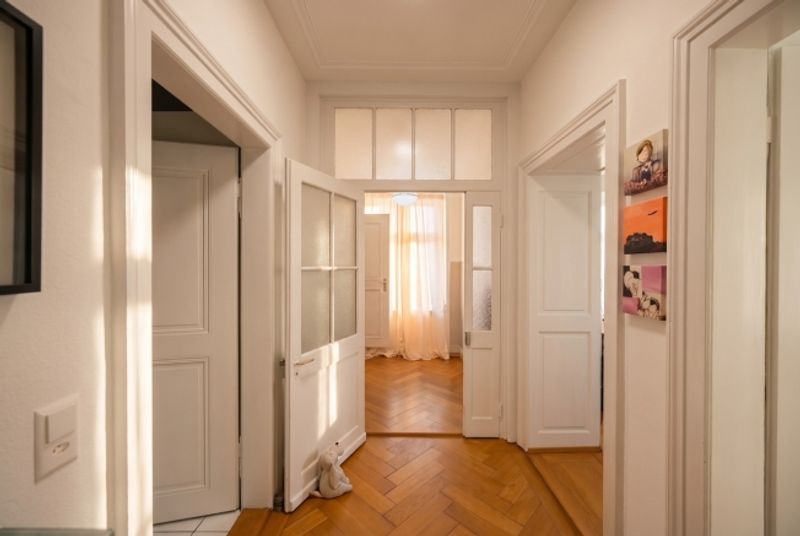 EINMALIGE GELEGENHEIT - STADTHAUS MIT ATELIERGEBÄUDE UND PARKPLATZ - 4