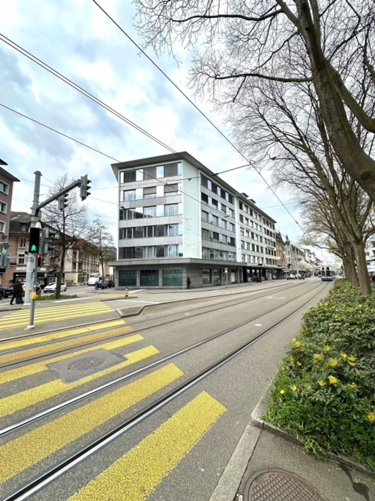 Attraktive, neu sanierte Büroflächen an Toplage in Zürich-Oerlikon - 2