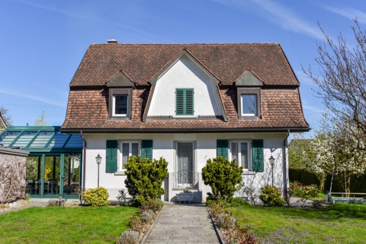 Freistehend, top unterhalten, mit Schopf, Doppelgarage, grosser Garten - 1