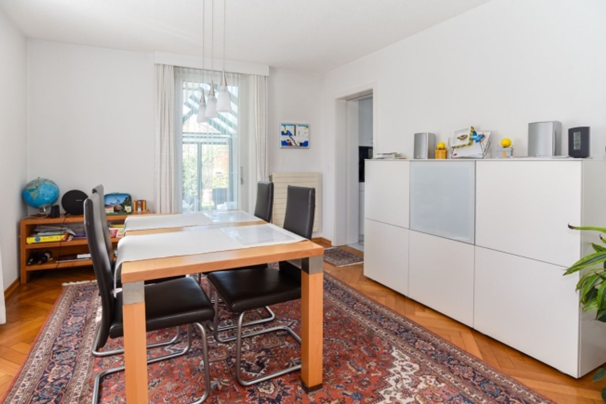 Freistehend, top unterhalten, mit Schopf, Doppelgarage, grosser Garten - 2