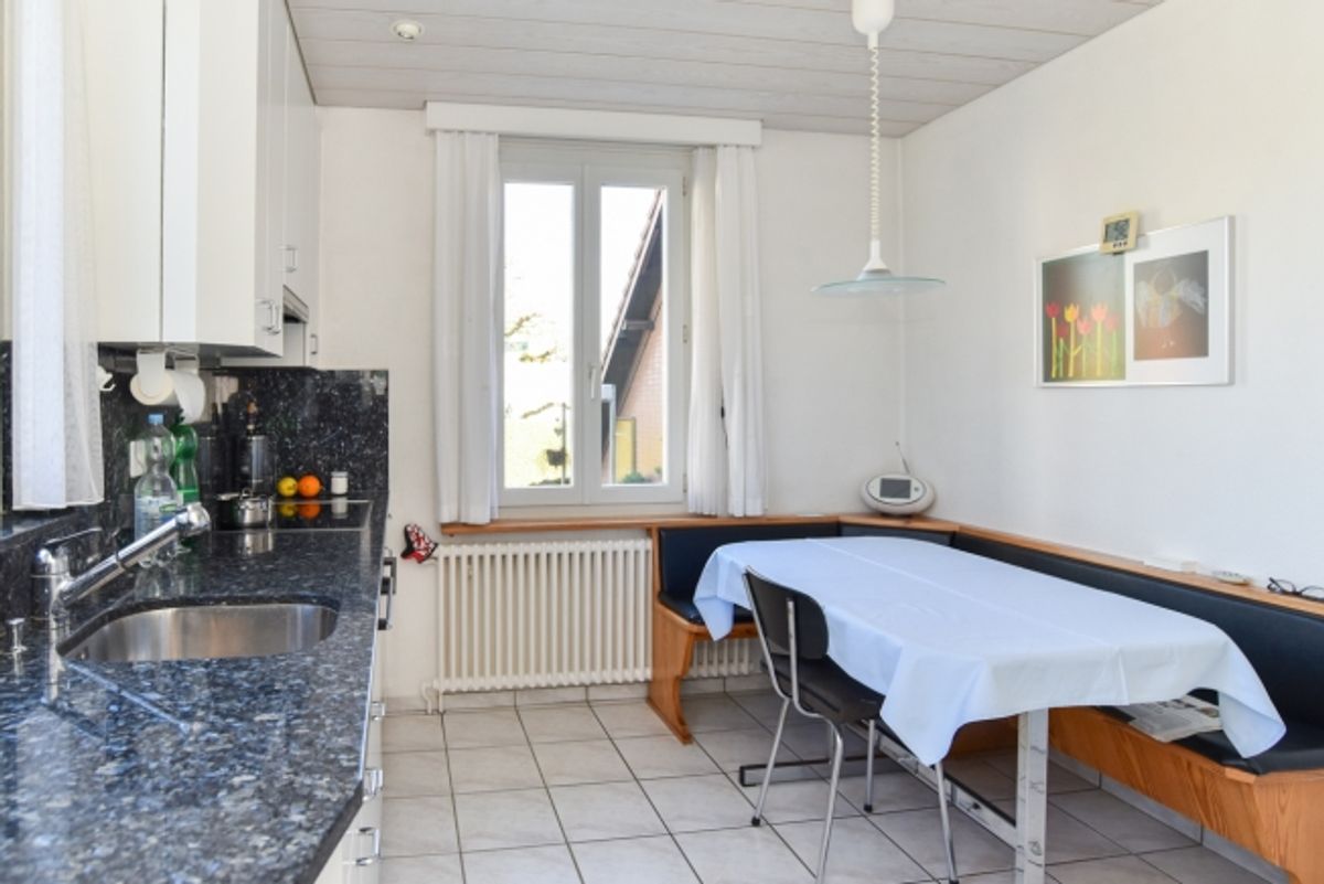 Freistehend, top unterhalten, mit Schopf, Doppelgarage, grosser Garten - 4