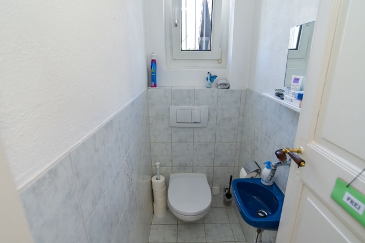 Freistehend, top unterhalten, mit Schopf, Doppelgarage, grosser Garten - 5
