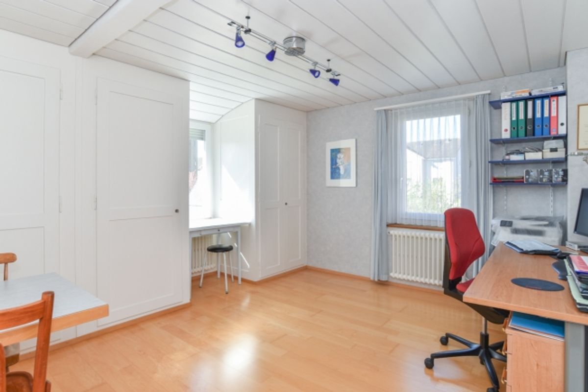 Freistehend, top unterhalten, mit Schopf, Doppelgarage, grosser Garten - 9