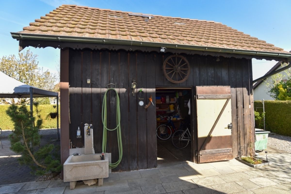 Freistehend, top unterhalten, mit Schopf, Doppelgarage, grosser Garten - 10