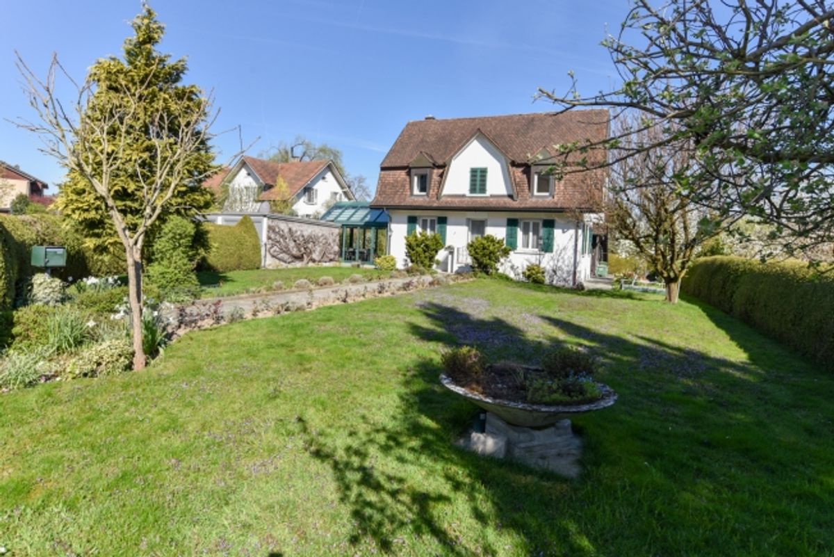 Freistehend, top unterhalten, mit Schopf, Doppelgarage, grosser Garten - 11