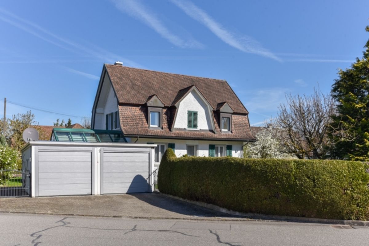 Freistehend, top unterhalten, mit Schopf, Doppelgarage, grosser Garten - 12