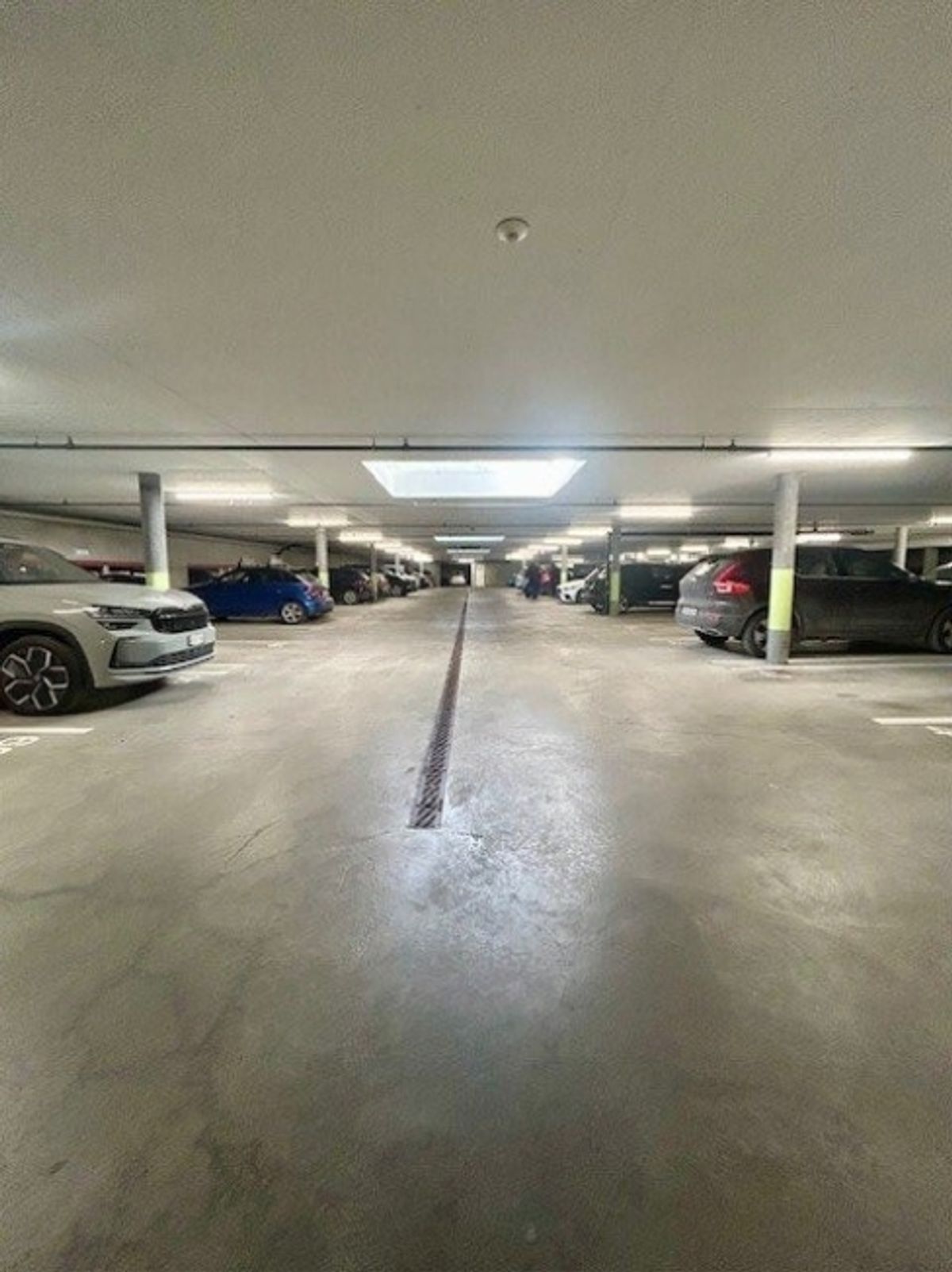 Places de parc intérieures à louer proche de la gare - Sierre - 1