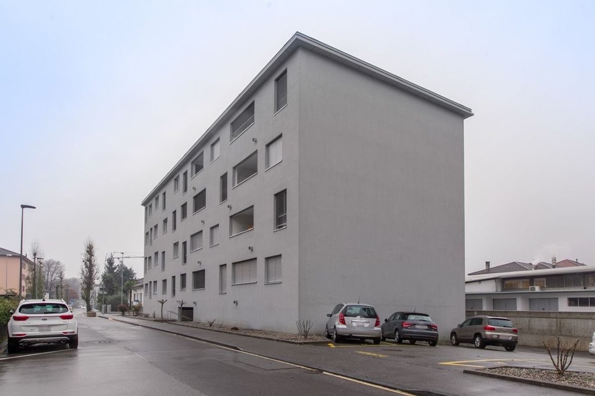 Posteggio esterno vicino al centro città - 0