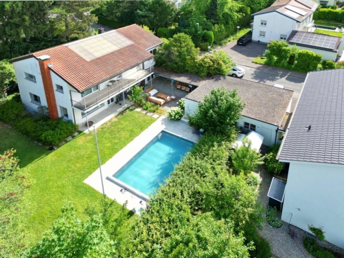 Attraktives Haus auf dem schönen Bruderholz / 7-Zimmer mit Pool und Doppelgarage - 0