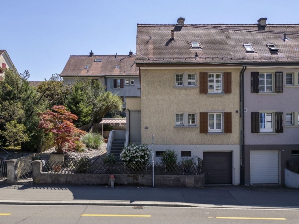 Liegenschaft mit Charme, Umschwung und Potenzial - 0