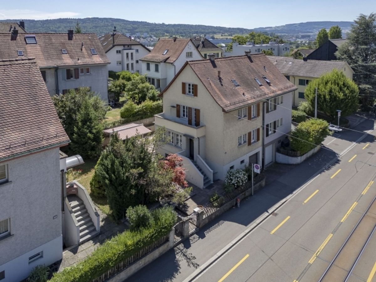 Liegenschaft mit Charme, Umschwung und Potenzial - 1
