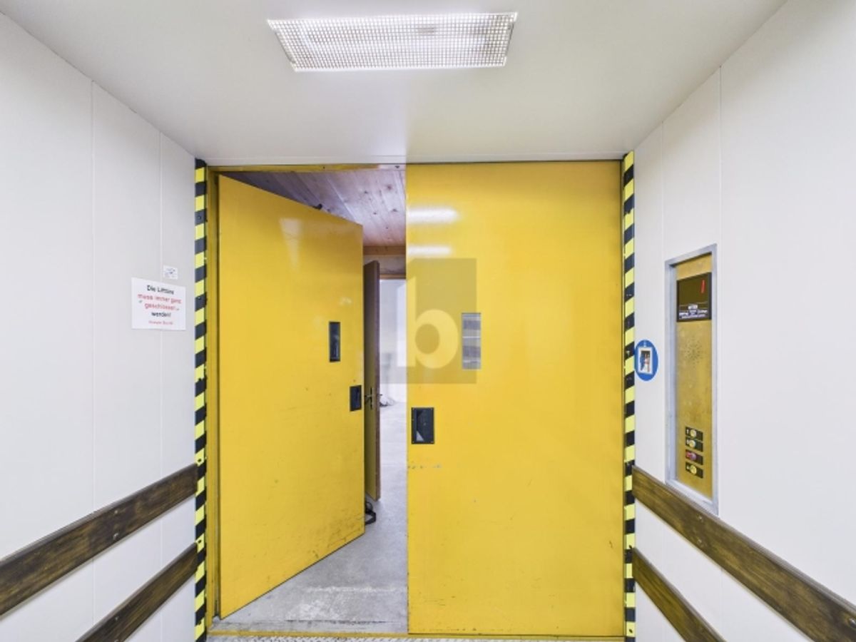 MIT GROSSEM WARENLIFT (6 M2)  AM AUTOBAHNANSCHLUSS - 1