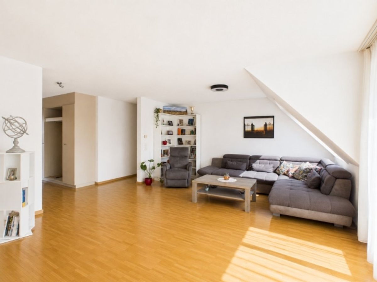 VIEL PLATZ UND HELLE ZIMMER AN ZENTRALER LAGE - 2