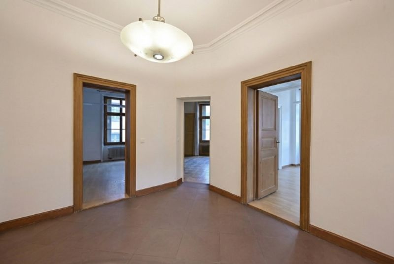 CHARAKTERISTISCHE STADTVILLA AN BESTLAGE - BEFRISTETES MIETVERHÄLTNIS - 11