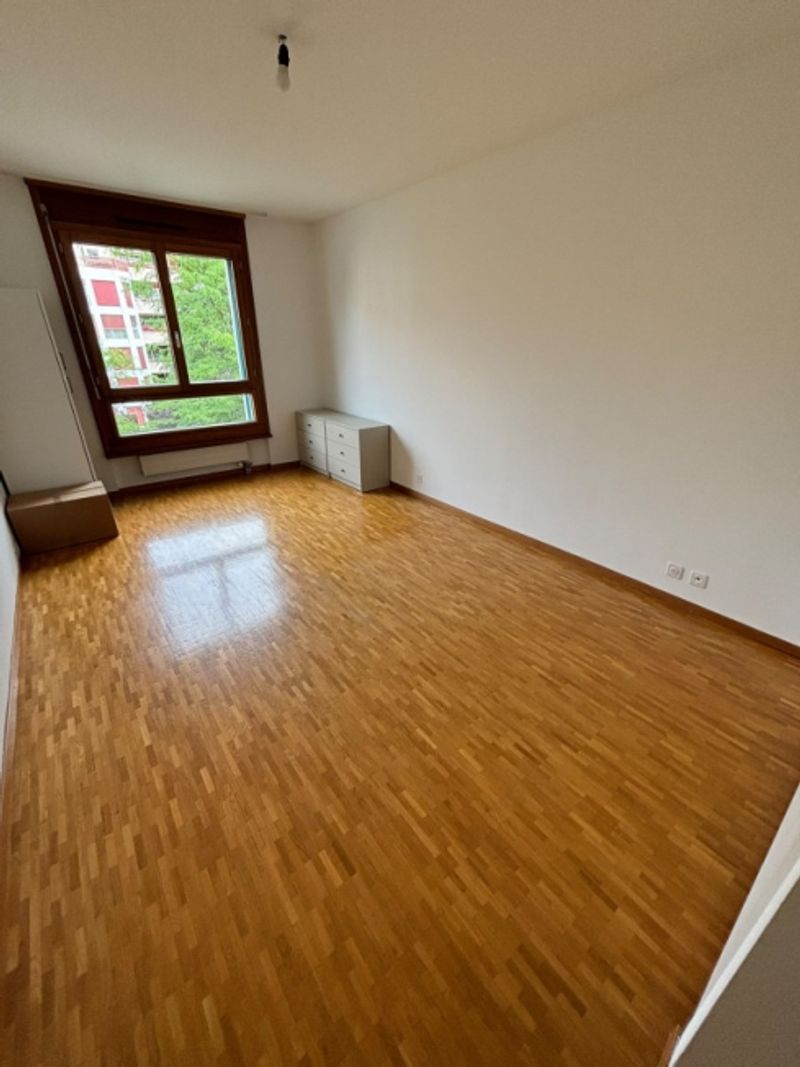 4-Zimmer-Wohnung im 3. Stock befindet sich in Petit-Lancy 1213 mit Parkplatz - 3