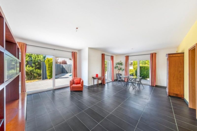 Außergewöhnliche Villa mit Pool am Stadtrand von Basel, Frankreich - 3