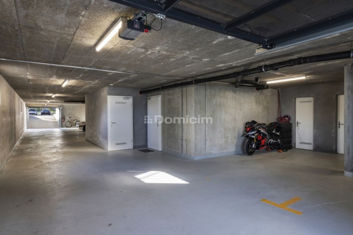 GROSSER PARKPLATZ IM INTERIORPARKING - 0
