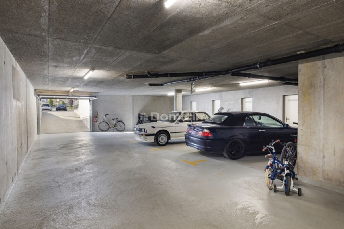 GROSSER PARKPLATZ IM INTERIORPARKING - 4