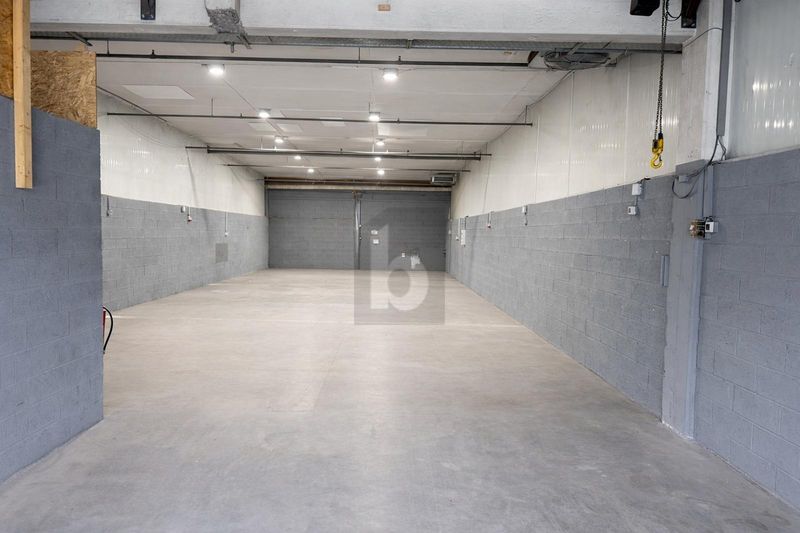 HALLE ARTISANALE AVEC VISIBILITÉ AUTOROUTE - 3