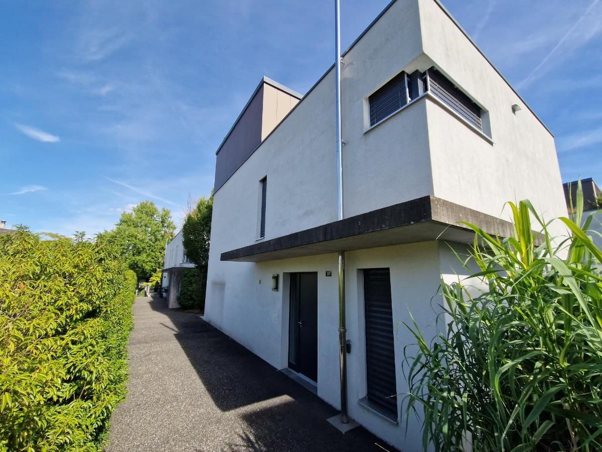 Freistehendes Einfamilienhaus, wird frisch gestrichen. Garten wird neu gestaltet - 9