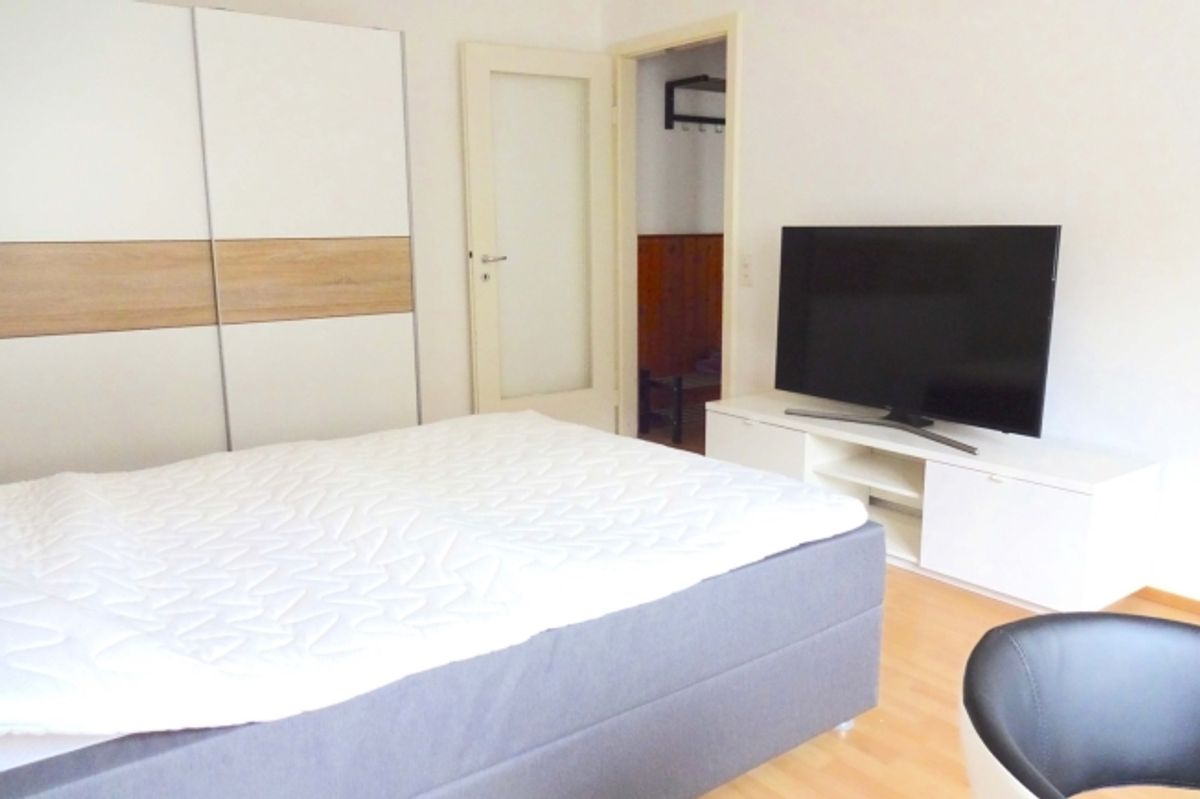 Furnished room in modernised apartment in a top location - 1