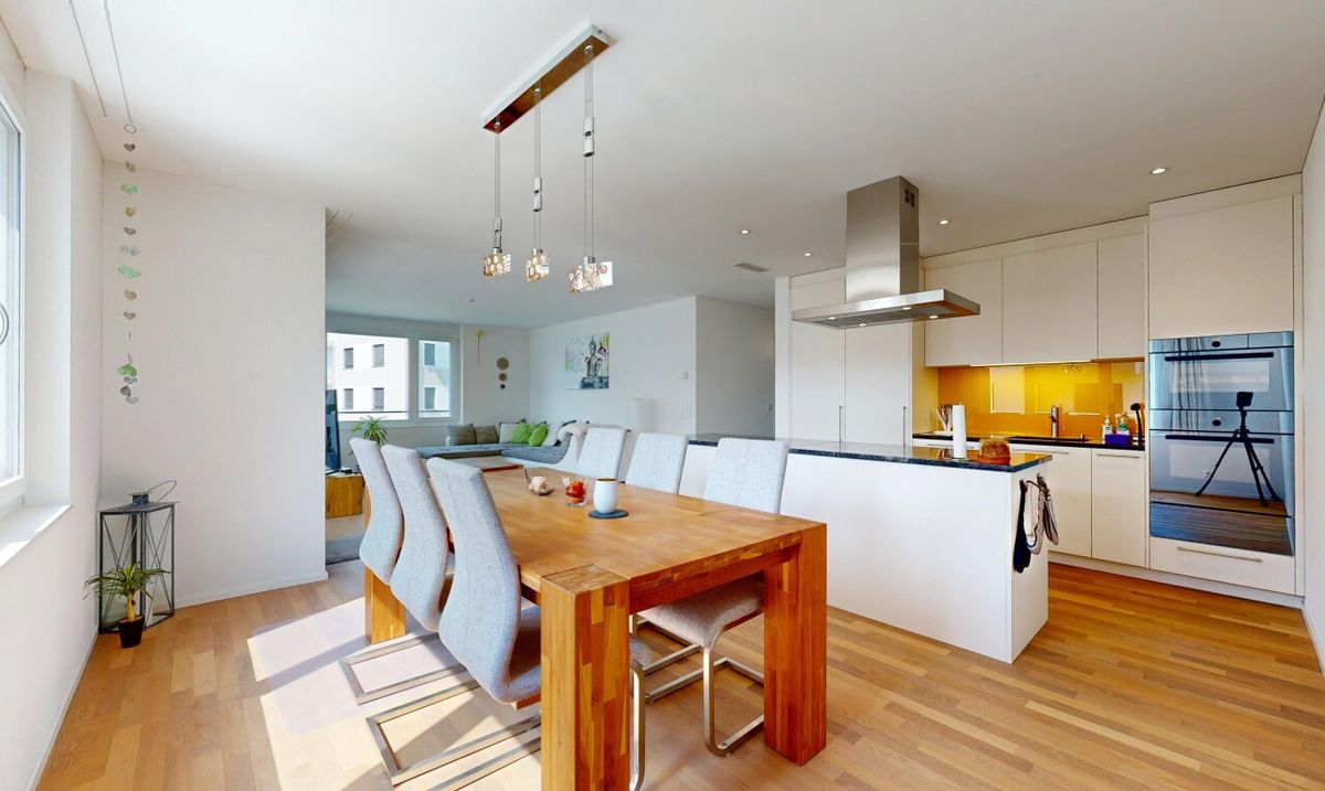 Gepflegte 4.5-Zimmer WHG mit grosszügigem Balkon und zwei TG-Plätzen - 0
