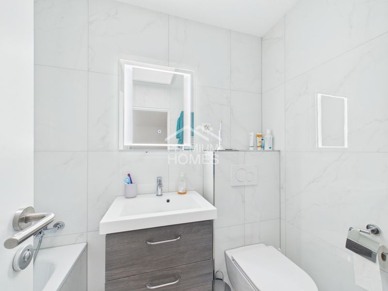 Stilvoll renoviert, viel Platz zum Wohlfühlen - 8