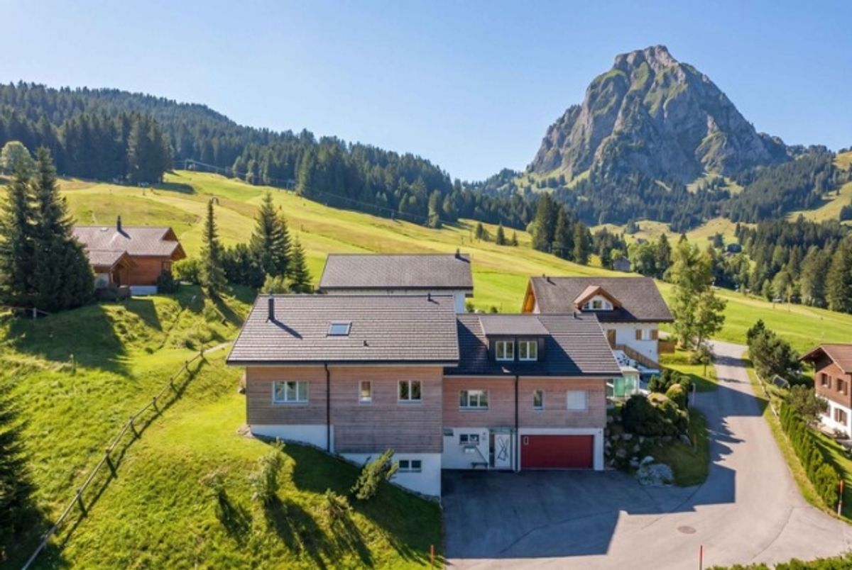 STILVOLLES WOHNEN IM ALPTHAL SONNIGE 5.5 ZIMMER HAUSHÄLFTE - 0