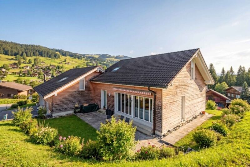 STILVOLLES WOHNEN IM ALPTHAL SONNIGE 5.5 ZIMMER HAUSHÄLFTE - 5
