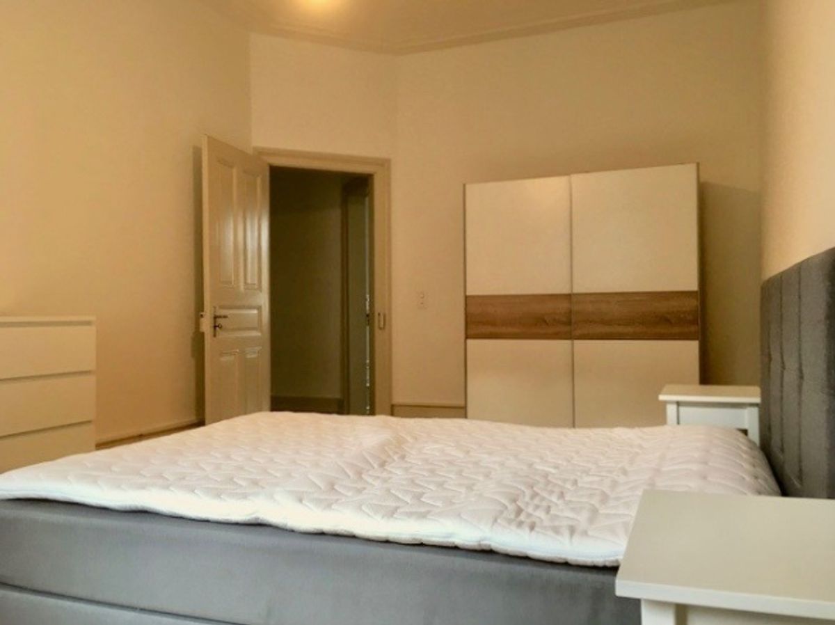 Furnished room in modernised apartment in a top location - 2