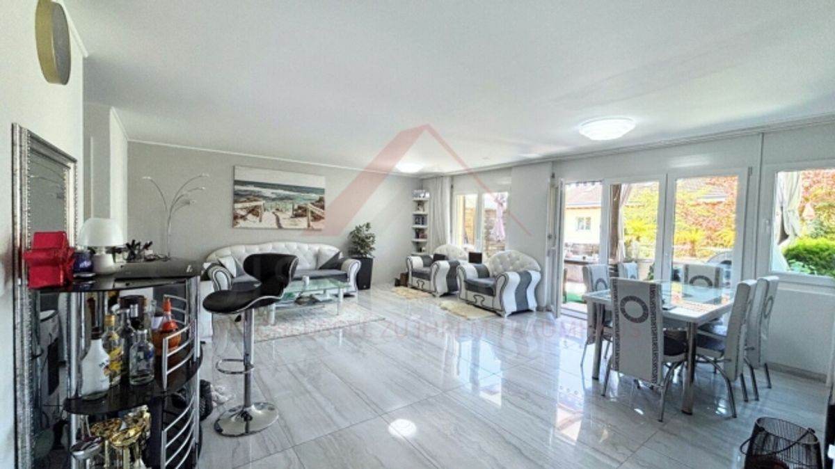 Wohnen mit traumhafter See- und Bergsicht - 2.5-Zimmer-Wohnung mit 35 m² Terrasse in Greppen - 1