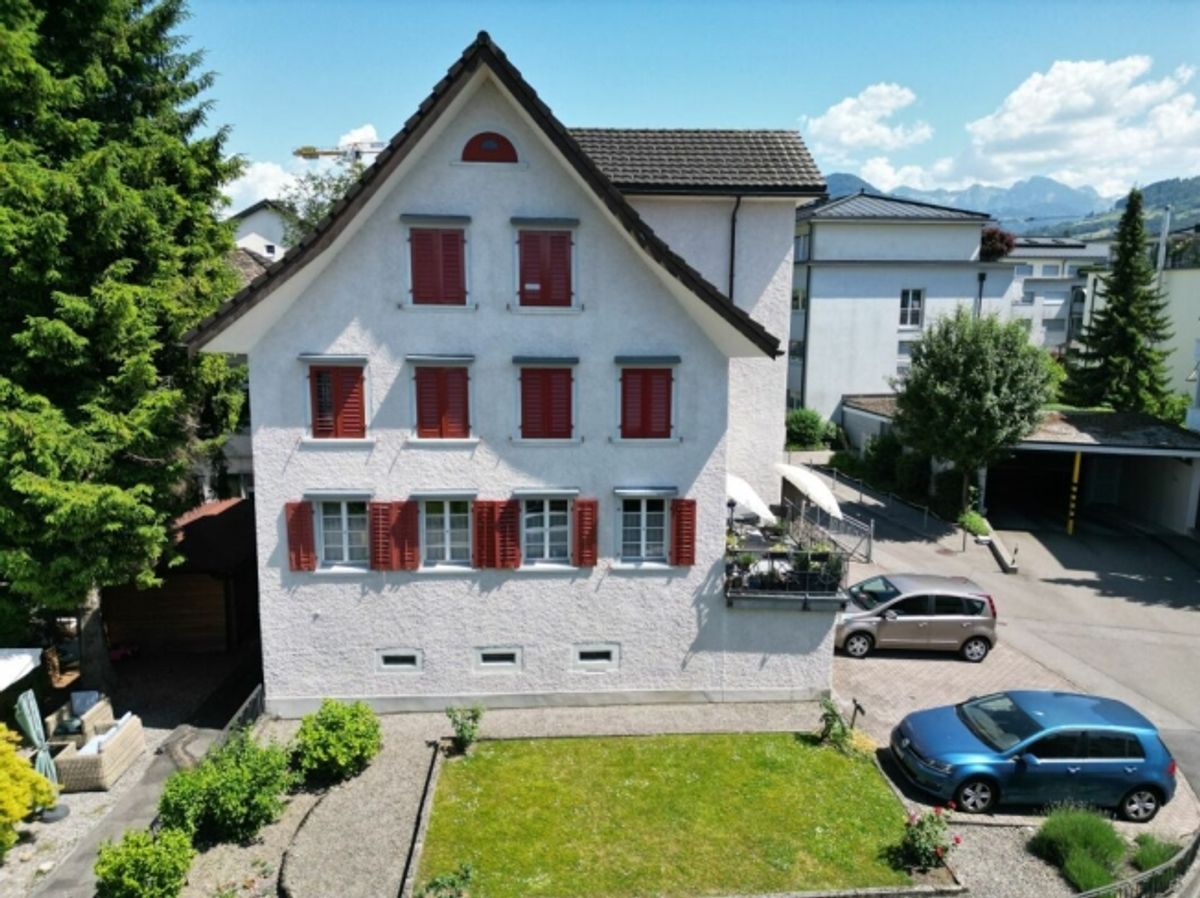 Dreifamilienhaus an sonniger und zentraler Lage mit grossem Entwicklungspotenzial - 0