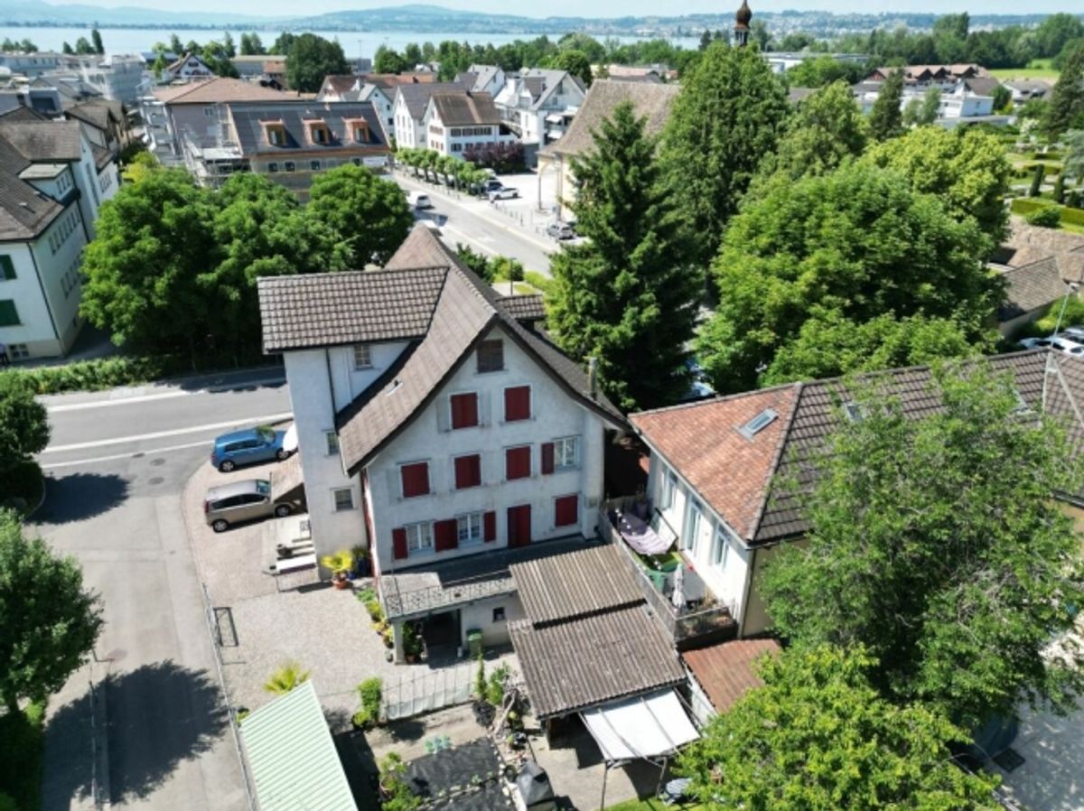 Dreifamilienhaus an sonniger und zentraler Lage mit grossem Entwicklungspotenzial - 1