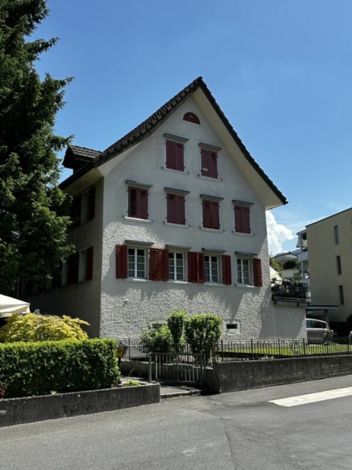 Dreifamilienhaus an sonniger und zentraler Lage mit grossem Entwicklungspotenzial - 3