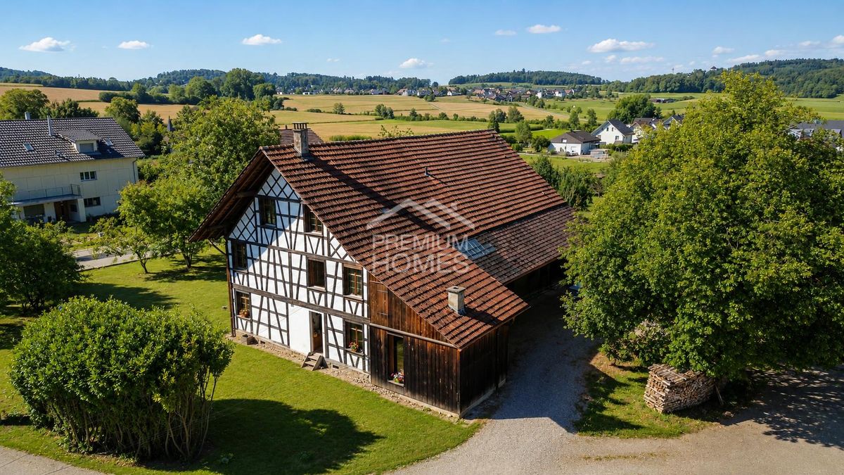 Historisches Fachwerkhaus mit grossem Grundstück - 0