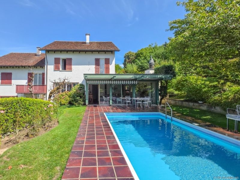 Privates Wohnparadies mit Pool an begehrter Lage - 1