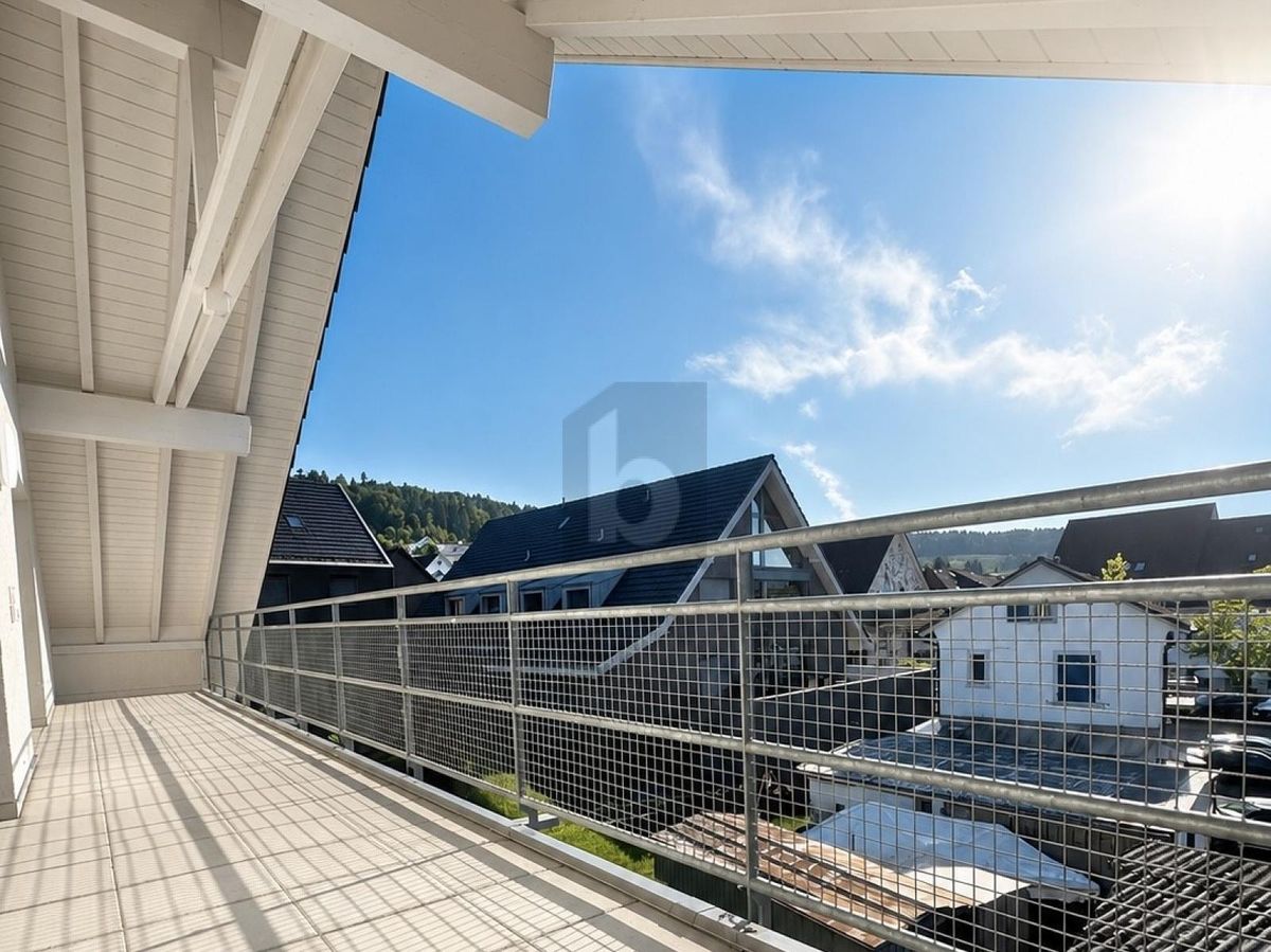 HOHE DECKEN MIT SONNIGEM BALKON! - 0