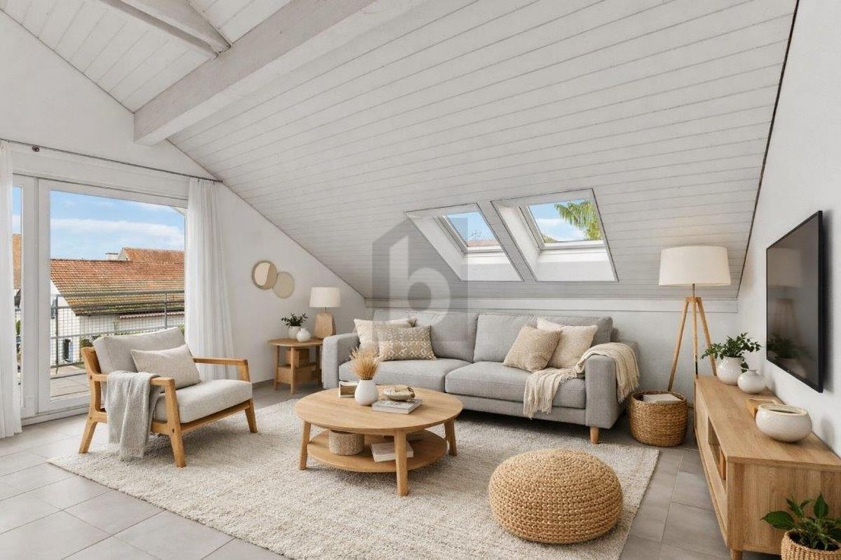 HOHE DECKEN MIT SONNIGEM BALKON! - 1