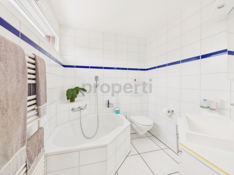 Helle 3.5-Zimmer-Dachwohnung mit Seesicht in Uster - 12