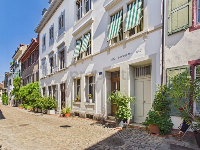 Charmantes Wohnen mit Balkon und historischem Flair - 12