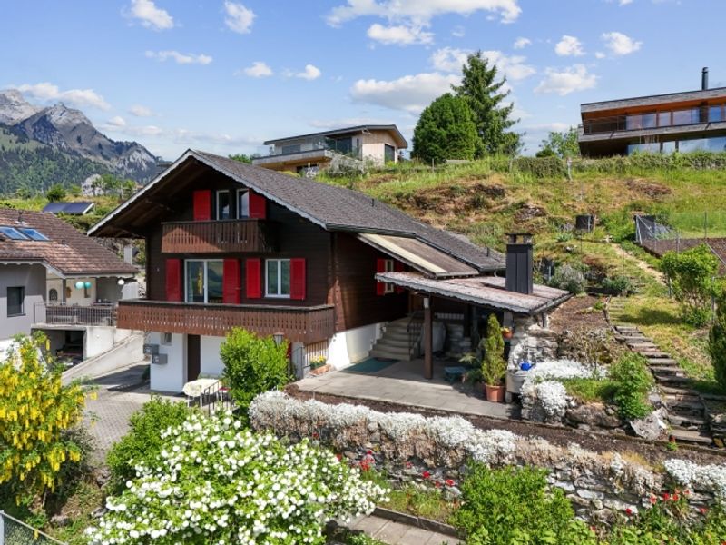 4.5-Zimmer-Einfamilienhaus mit Einliegerwohnung und traumhafter Bergsicht in Ennetmoos - 1