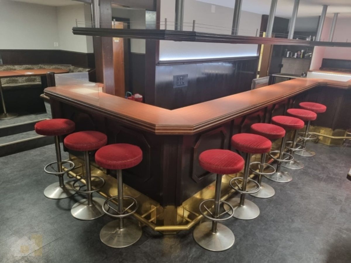 Ganzes Haus / Restaurant (Kontaktbar) mit 7 Schlafzimmern und einer Garage - 7