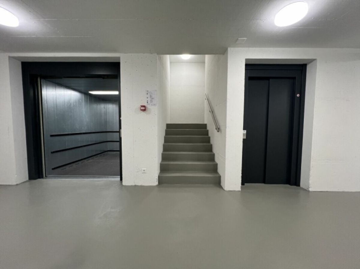 Moderne Lagerhalle an Verkehrsknotenpunkt - 2