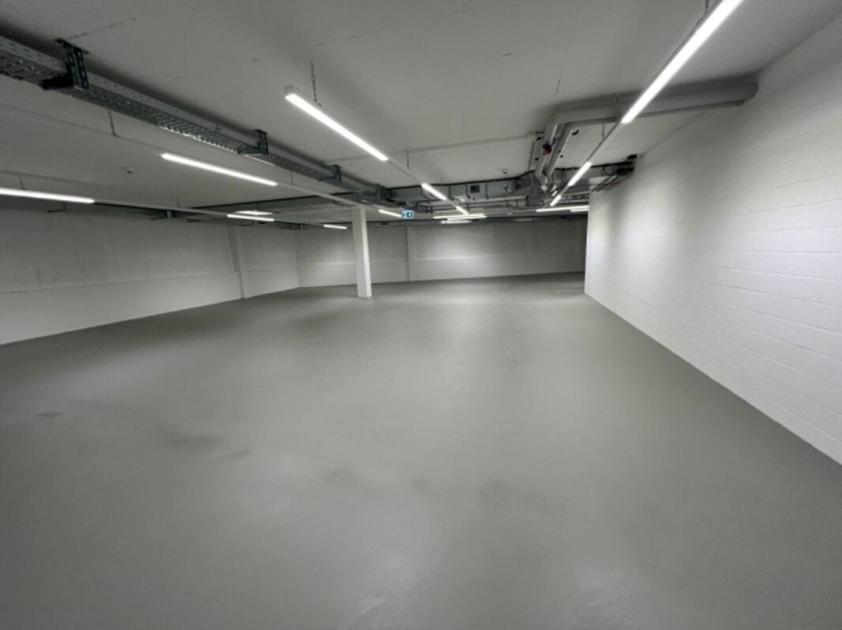 Moderne Lagerhalle an Verkehrsknotenpunkt - 3