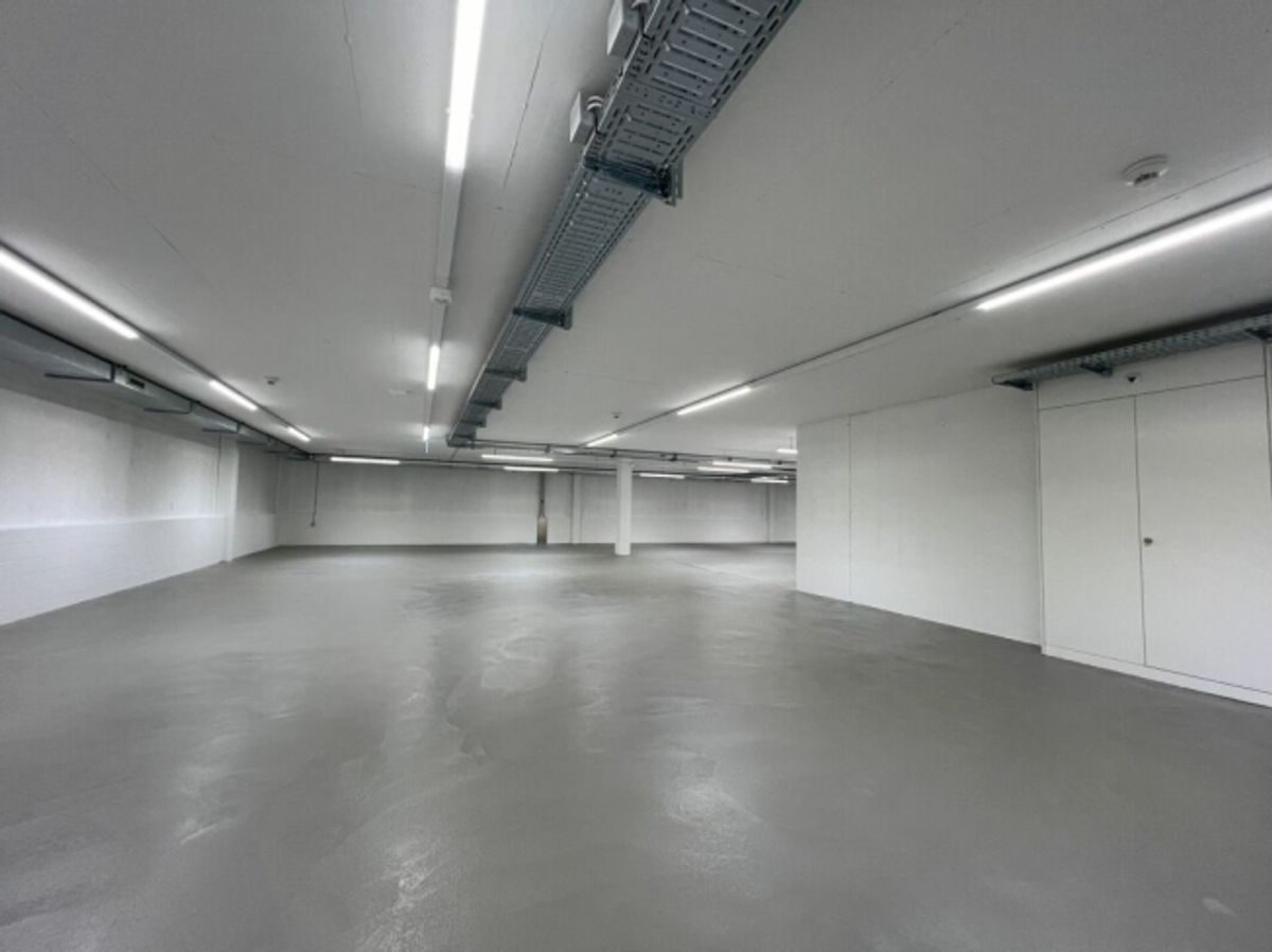 Moderne Lagerhalle an Verkehrsknotenpunkt - 4