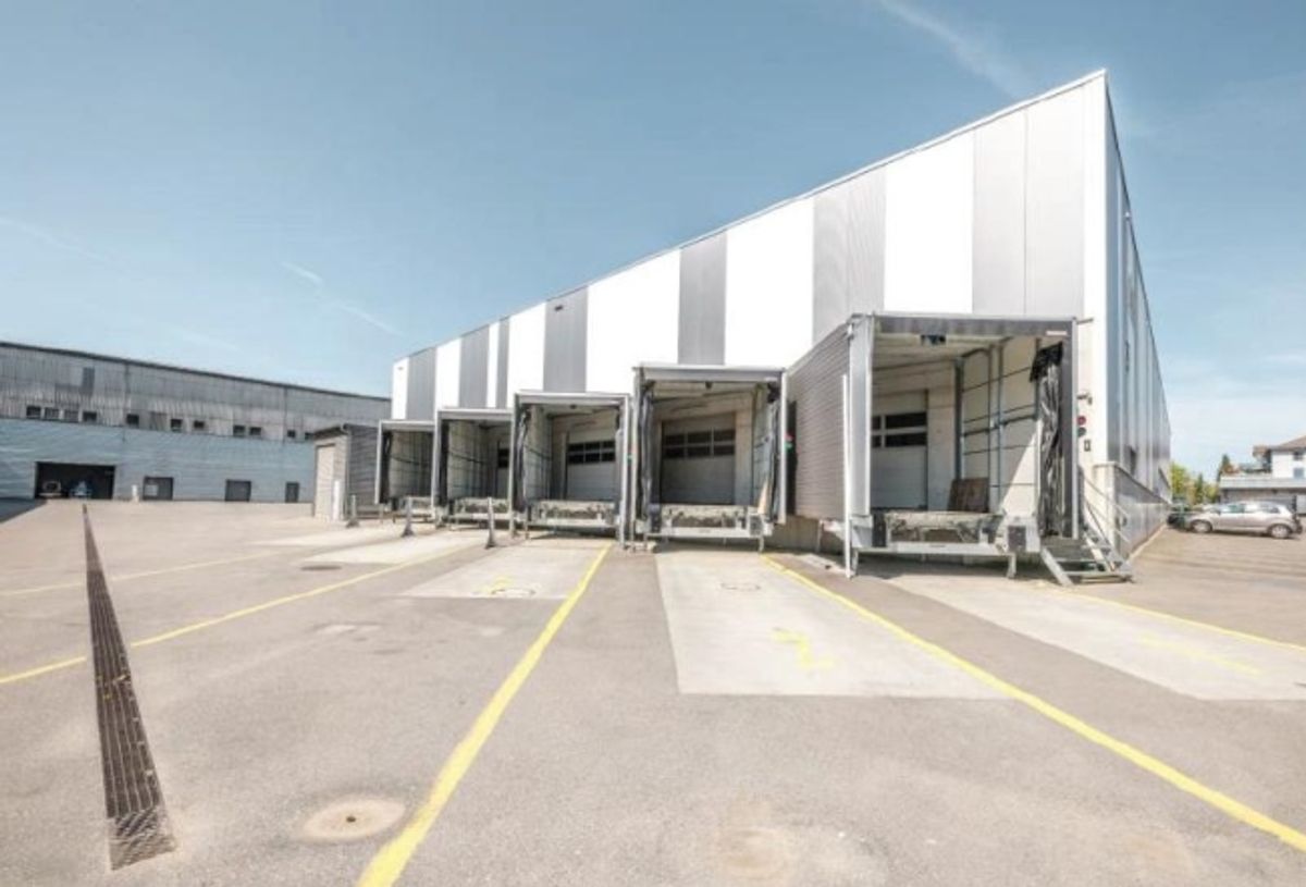 Top Industriehalle mit LKW-Rampen & Büroflächen in Kleindöttingen - 1