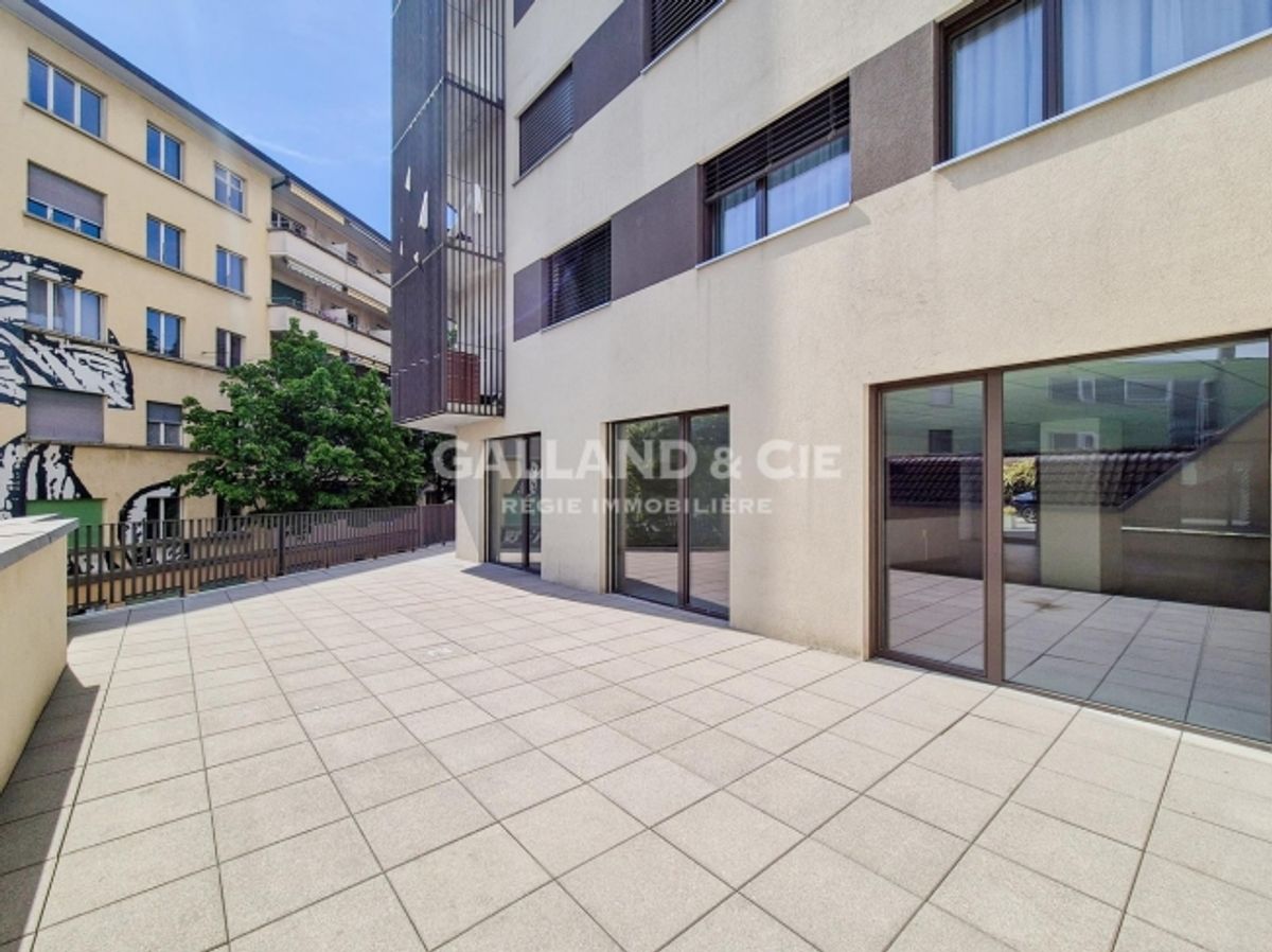 Geräumiges Geschäftslokal mit guter Sicht und grosser Terrasse - 0